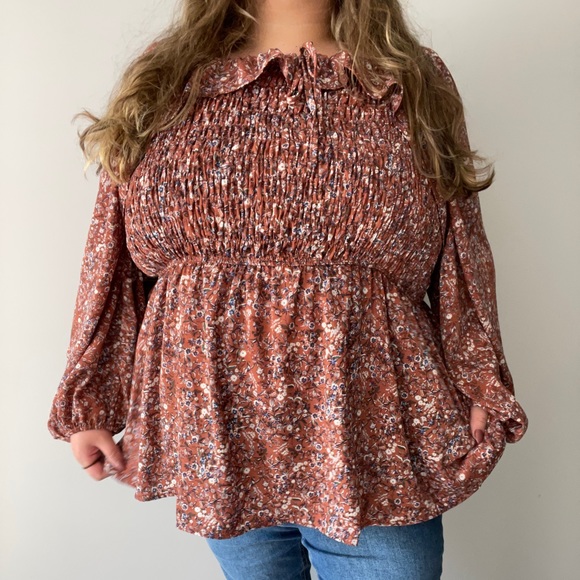 Ditsy floral peasant top 💗 - Picture 3 of 5